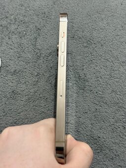 Predám Apple IPhone 14 PRO 1TB Gold Rám telefónu ako novy - 8