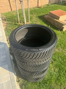 Predám zimné pneu Kumho 235/40 R19 - 8