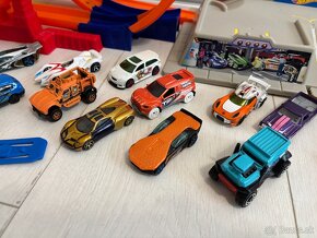 HOT WHEELS – sada  - dráha +autíčka - 8