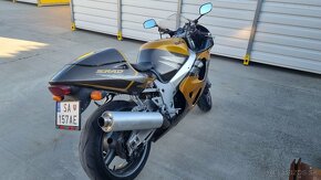 Suzuki GSXR 750 SRAD - 8