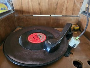 KRASNY RETRO STAROZITNY KUSOK GRAMOFON NA PLATNE s RADIOM - 8