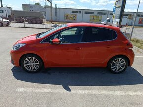 Peugeot 208 - 8