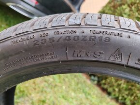 Predám celoročné pneu 235/40R19 - 8