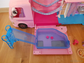 Barbie karavan XXL s bazénom - 8