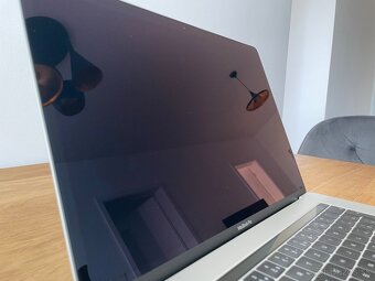 Predám MacBook Pro 15,4" Silver, TouchBar 2019 - 8