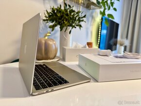 Apple Macbook Air s M2 Starlight - 100% STAV - AKO NOVÝ - 8