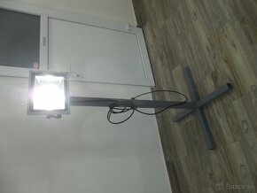 Stojan s led reflektorom - 8