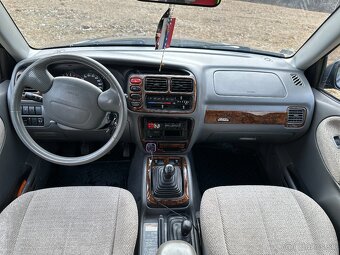 Suzuki Grand Vitara 2.5 V6 - 8