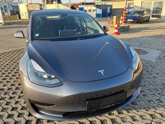 2022 TESLA Model 3 - Standard Range 60kW LFP sivá - 8