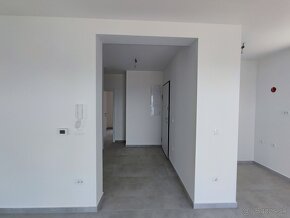 Trojizbový byt s terasou, 108 m², výhľad na more, 100 m od m - 8