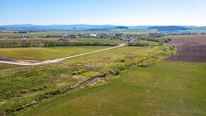 Na predaj rovinatý pozemky v obci Mlynica, príst.-asfalt. - 8