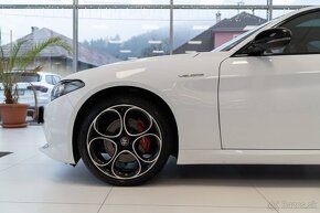 Alfa Romeo Giulia 2.0 GME Veloce AWD AT - 8