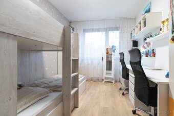 NA PREDAJ KRÁSNY 3 IZBOVÝ BYT S NÁBYTKOM V CENE | 70m2 + LOG - 8