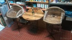 Sedacia suprava - dreveny stol a dve barove stolicky - 8