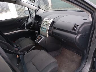 Toyota Corolla Verso - 8