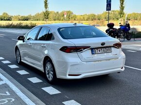 TOYOTA COROLLA SEDAN 1,8 HYBRID automat 16660,- . - 8