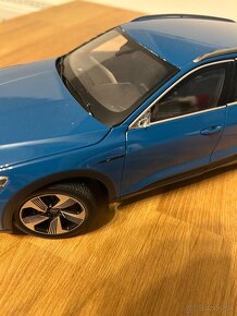 POŠKODENÁ Audi E-tron 1:18 Norev - 8