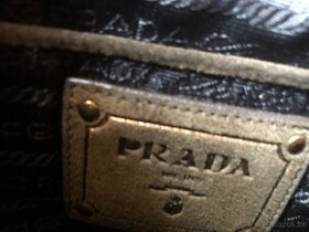 Original Prada semisova vybijana kabelka - 8