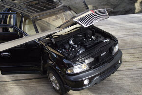 1:18 Lincoln Navigator - 8