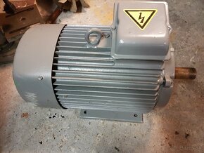 Predám pätkový el.motor 11kW 1400ot hriadeľ 38mm - 8