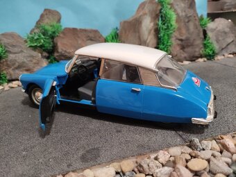 Prodám model 1:18 Citroen DS19 Berline 1963 - 8