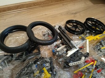 LEGO Technic motorka BMW M 1000 RR 42130 - 8