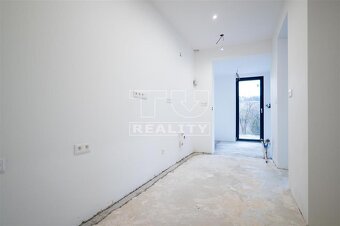 NOVOSTAVBA - 4 izbový byt s predzáhradkou /300m2/ v... - 8