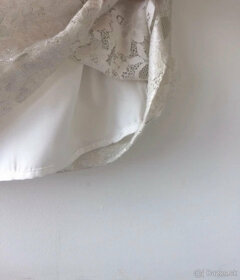 H&M nádherne čipkové krémovo- strieborné šaty, veľkosť 40 - 8