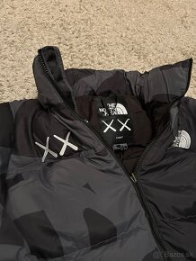 The North Face x Kaws puffer bunda - 8