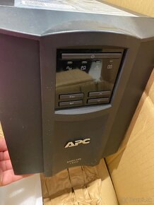 záložný zdroj APC Smart-UPS C 1500VA LCD LAN - 8