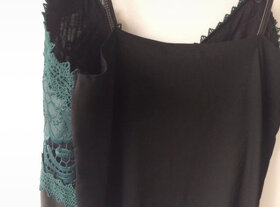 ZARA Čierne jemné koženkové šaty s vyšívaným detailom - 8