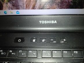 Toshiba. i5 4 x 3,2 GHz. 15,6“ HD+. 500 GB. WEB. COM port. - 8