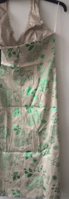 Saténovo pôsobiace krémové šaty so svetlo zelenými kvetmi - 8