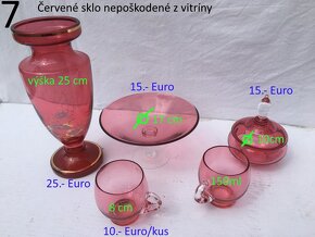 Farebné sklenené predmety z vitríny - 8