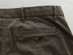 Pánske,elegantné,chino -  nohavice Tommy HILFIGER  - 33/32 - 8