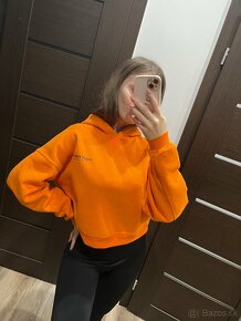 Oranžová croptop mikina s kapucňou - 8