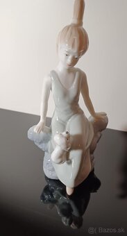 Nadherná porcelánová soška ženy so psíkom - 8