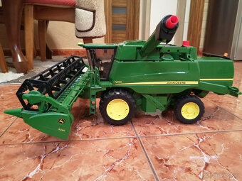 Predám Bruder Kombajn John Deere - 8