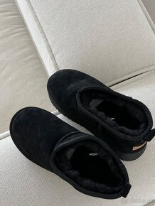 Čierne Ugg platform mini dámske čizmy - 8