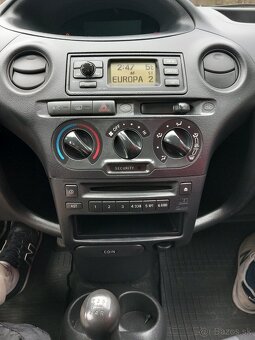 Predám toyotu yaris 1.0 48kw r.v 2005 - 8