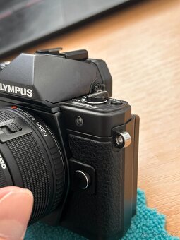 Olympus OM-D E-M10 II + 2 Objektívy + Množstvo ďalšieho prís - 8