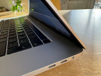 MacBook Pro 16” (2019) – Intel i7, 16 GB RAM, 500 GB SSD - 8