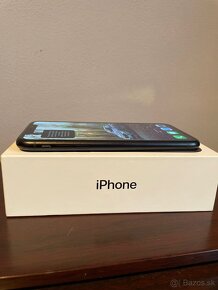 Apple iPhone XR 64GB - 8