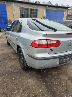 Renault laguna.        2004      1.6 benzínové motor - 9