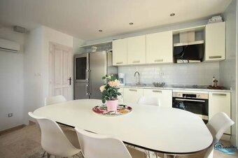 ☀Trogir/okolie – moderný apartmán so strešnou terasou a výhľ - 9