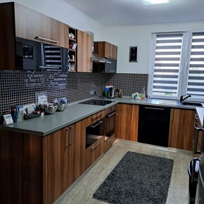 Moderný 4-izbový bungalov s veľkou záhradou na predaj v obci - 9