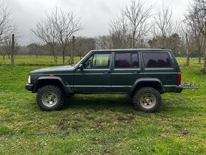 Jeep Cherokee 2.5 Benzín - 9