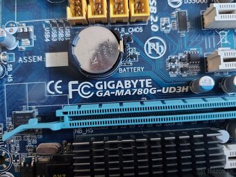 GIGABYTE GA-MA780G-UD3H - 9