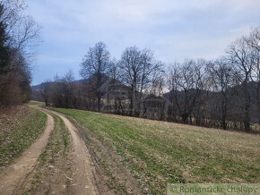 Väčší rekreačný pozemok pod lesom s krásnym výhľadom nad o - 9