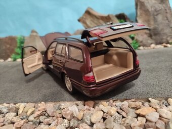 prodám model 1:18 mercedes benz E class E420 - 9